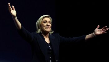 Législatives : comment Marine Le Pen pourrait profiter du chaos politique pour accéder au pouvoir en 2027
