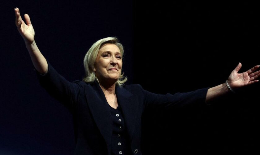 Législatives : comment Marine Le Pen pourrait profiter du chaos politique pour accéder au pouvoir en 2027