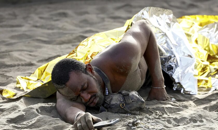 "Llegaban destrozados, a uno le sacaron de parada cardiorrespiratoria": el drama del cayuco de Las Burras, a pie de playa
