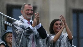 Los Reyes asisten a una ceremonia inaugural de los Juegos Olímpicos 2024 marcada por la lluvia