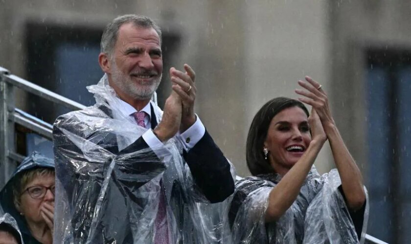 Los Reyes asisten a una ceremonia inaugural de los Juegos Olímpicos 2024 marcada por la lluvia