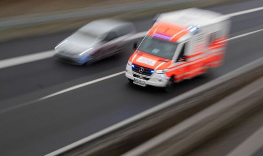 Nach einem Unfall auf der A1 wurden mehrere Verletzte in Krankenhäuser transportiert. (Archivbild) Foto: Julian Stratenschulte/d