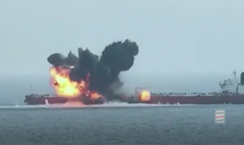 Mit Sprengboot und Raketen: Huthi-Rebellen rammen Öltanker – und lösen gewaltige Explosion aus