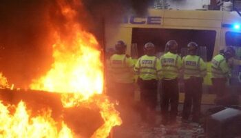 Nach Messer-Angriff in Southport, England: Demonstranten gehen auf Polizisten los