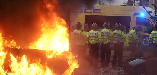 Nach Messer-Angriff in Southport, England: Demonstranten gehen auf Polizisten los