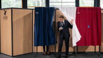 Frankreichs Präsident Emmanuel Macron bei der Stimmabgabe