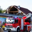 Zwölf Menschen wurden bei dem Unglück leicht verletzt. Foto: Daniel Bockwoldt/dpa