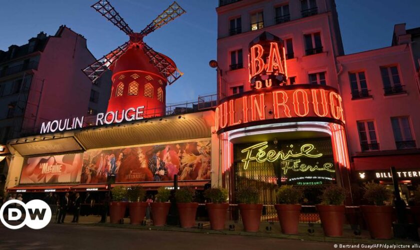 Paris' Moulin Rouge cabaret gets its red windmill back