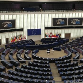 Parlement européen – Faute de présences, le siège de Jordan Bardella transformé en relais colis