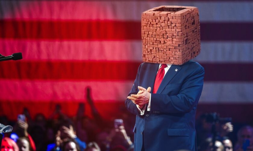 Pour assurer sa sécurité, Donald Trump fait construire un mur autour de sa tête