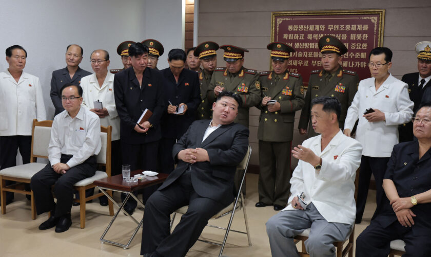 Pourquoi les officiels nord-coréens portent désormais un pin's à l'effigie de Kim Jong-un