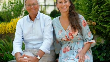 Caroline Bosbach sitzt neben ihrem Vater Wolfgang, kurz vor dessen 70. Geburtstag im Juni 2022. Nun will sie für den Bundestag k