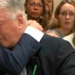 Alec Baldwin weint Tränen der Erleichterung. Foto: -/Pool Video via AP/dpa