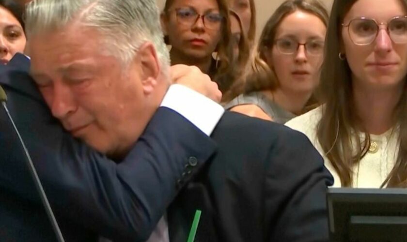Alec Baldwin weint Tränen der Erleichterung. Foto: -/Pool Video via AP/dpa