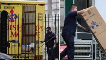 Removal vans spotted outside No10 as Rishi Sunak forced out