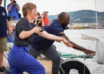 Sandra Hüller tauft Rettungsschiff für Geflüchtete im Mittelmeer