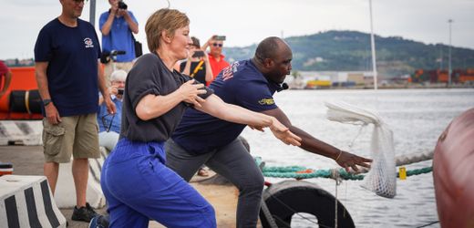 Sandra Hüller tauft Rettungsschiff für Geflüchtete im Mittelmeer
