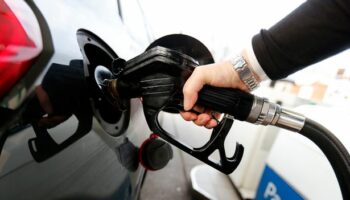 'Simple tip' can save £120 on fuel costs as drivers 'still paying too much'