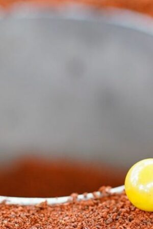 Bei der Deutschen Meisterschaft im Kuhlemurmeln in Rheinland-Pfalz werden Porzellankugeln in weiß und gelb verwendet. Foto: Uwe