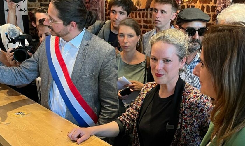 Sur le terrain malgré la trêve olympique, Lucie Castets veut accentuer la pression sur Emmanuel Macron