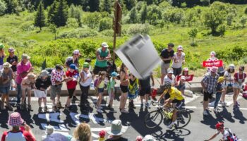 Tour de France – Pogacar gêné dans sa course par un lancer de lave-vaisselle