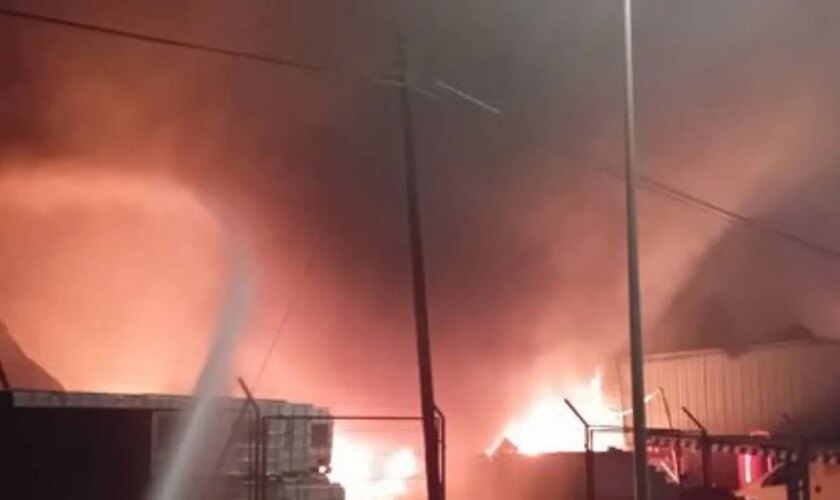 Un espectacular incendio en unas naves industriales de Polinyà obliga a confinar a su población