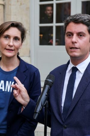 Le Premier ministre démissionnaire Gabriel Attal fait un point sur la première semaine des JO à Matignon avec à ses côtés la ministre des Sports démissionnaire Amélie Oudéa-Castera, le 31 juillet 2024