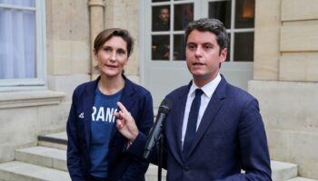 Le Premier ministre démissionnaire Gabriel Attal fait un point sur la première semaine des JO à Matignon avec à ses côtés la ministre des Sports démissionnaire Amélie Oudéa-Castera, le 31 juillet 2024