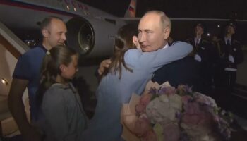 „Geiseldiplomatie“ – Kreml-Staatsfernsehen zeigt, wie Putin freigelassene Russen empfängt