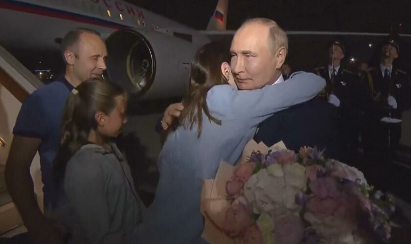 „Geiseldiplomatie“ – Kreml-Staatsfernsehen zeigt, wie Putin freigelassene Russen empfängt
