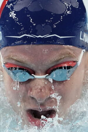 JO de Paris 2024 : Léon Marchand, qualifié pour la finale du 200 mètres 4 nages, vise une quatrième médaille d’or vendredi