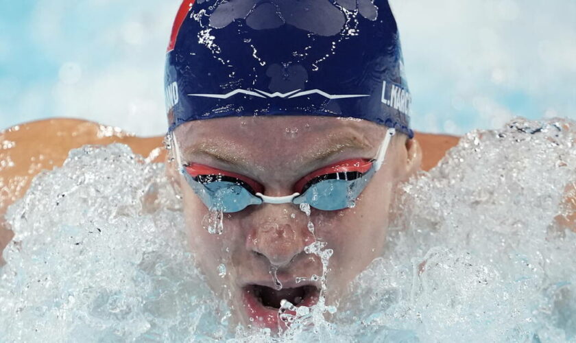 JO de Paris 2024 : Léon Marchand, qualifié pour la finale du 200 mètres 4 nages, vise une quatrième médaille d’or vendredi
