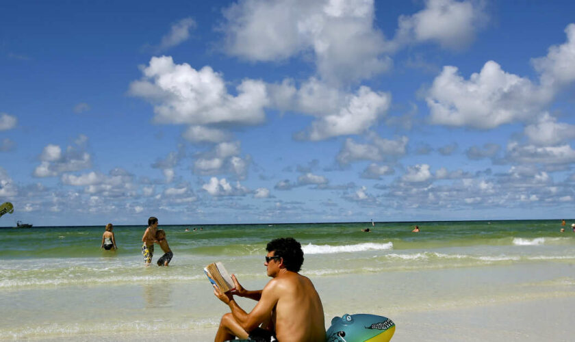 Lectures d’été : sur la plage, des pavés !