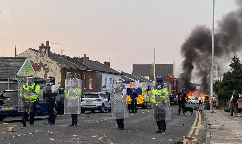 Royaume Uni : nouvelle soirée de violences à Sunderland après le meurtre de trois enfants