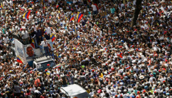 Des milliers de Vénézuéliens descendent dans les rues pour protester contre la réélection de Maduro