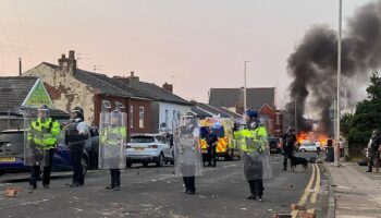 Pourquoi le Royaume-Uni est secoué par des manifestations violentes d’extrême droite