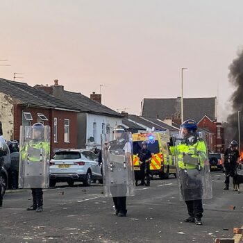 Pourquoi le Royaume-Uni est secoué par des manifestations violentes d’extrême droite