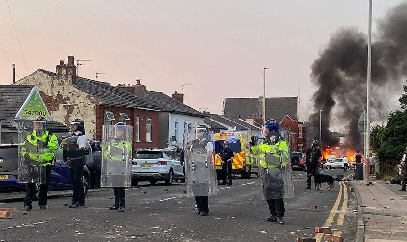 Pourquoi le Royaume-Uni est secoué par des manifestations violentes d’extrême droite