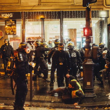 Affaire des gilets jaunes matraqués dans un Burger King en 2018 : le parquet demande un procès contre neuf CRS