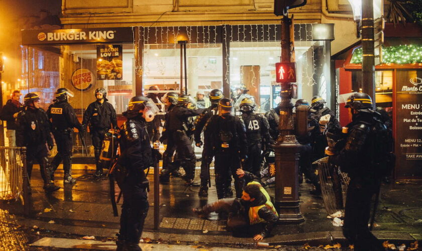 Affaire des gilets jaunes matraqués dans un Burger King en 2018 : le parquet demande un procès contre neuf CRS