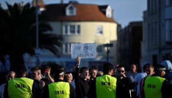 Des hôtels pour migrants attaqués au Royaume-Uni, le Premier ministre promet de sévir