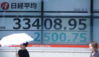 A monitor shows Japan's Nikkei Stock Average temporarily plunging more than 2,500 yen in Tokyo on Monday, August 5, 2024. ( The Yomiuri Shimbun via AP Images )