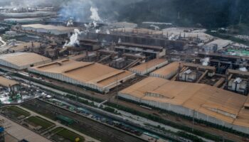 Vue aérienne des usines de nickel du parc industriel de Weda Bay en Indonésie, le 7 juillet 2024
