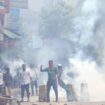 La police tire des gaz lacrymogènes sur des manifestants à Bogra, au Bangladesh, le 4 août 2024