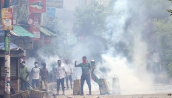 La police tire des gaz lacrymogènes sur des manifestants à Bogra, au Bangladesh, le 4 août 2024