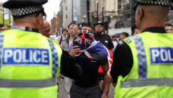 Au Royaume-Uni, un cocktail explosif extrémiste à l’origine des manifestations violentes