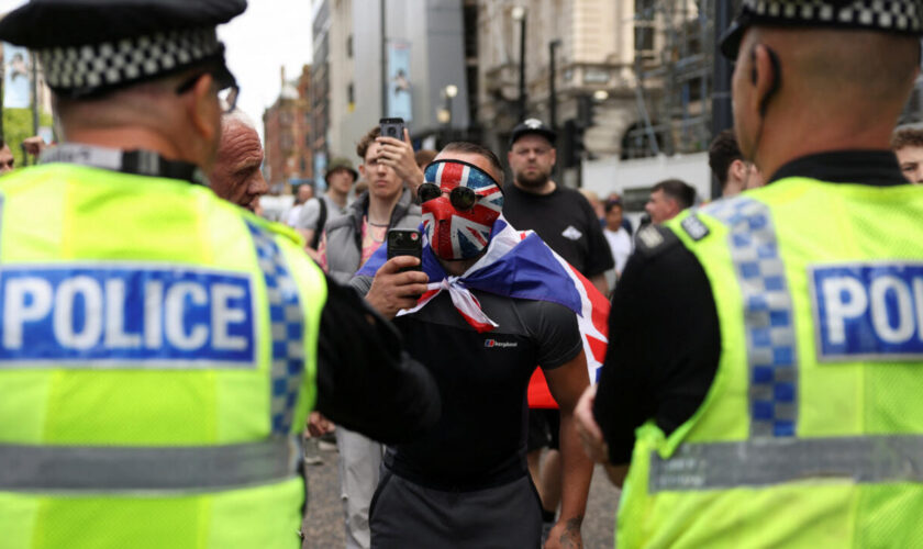 Au Royaume-Uni, un cocktail explosif extrémiste à l’origine des manifestations violentes