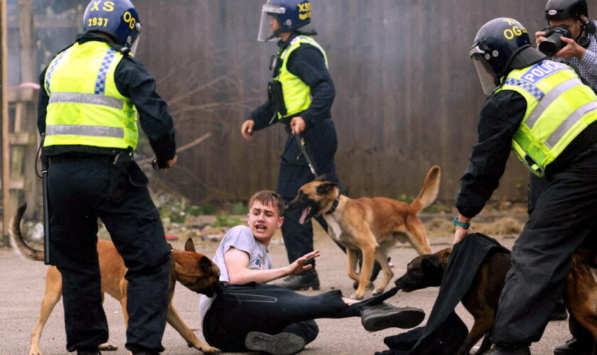 EN IMAGES – Un week-end d’émeutes en Grande-Bretagne