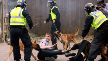 EN IMAGES – Un week-end d’émeutes en Grande-Bretagne