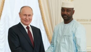 Le président russe Vladimir Poutine rencontre le chef de la junte malienne, Assimi Goïta près de Saint-Pétersbourg, le 29 juillet 2023.